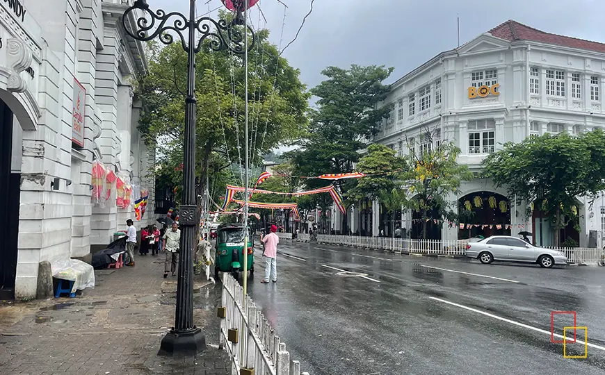 Centro de Kandy con banderolas de Poya