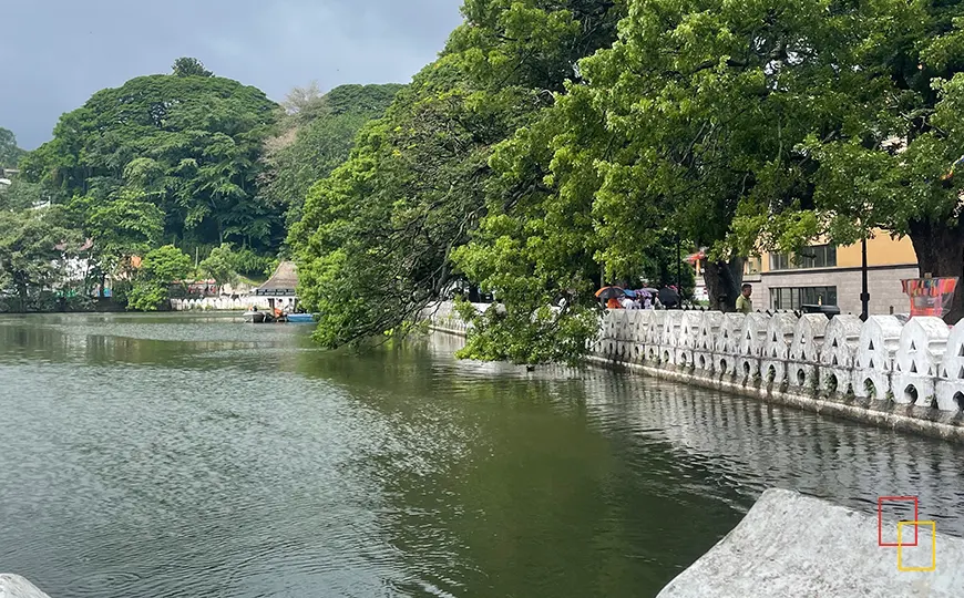 Lago de Kandy junto al Templo del Diente de Buda