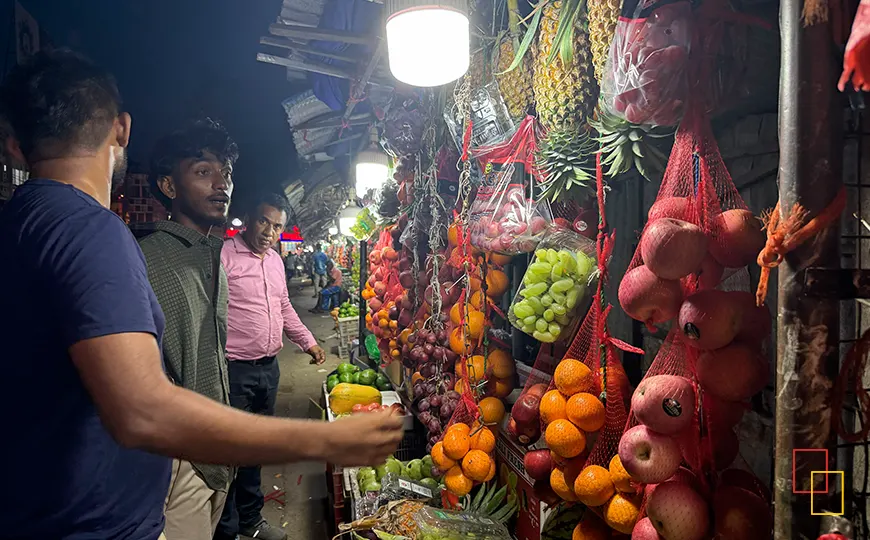 Mercado nocturno de Jaffna con fruta y ofrendas