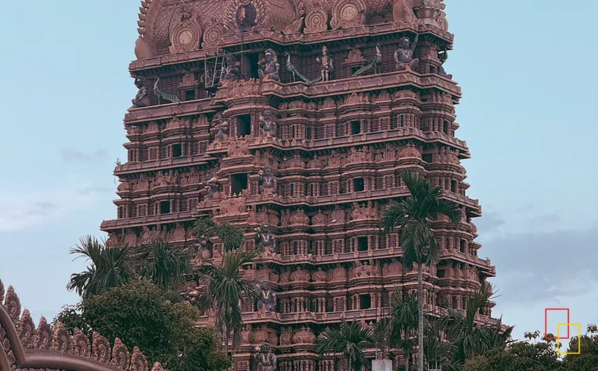 Gopuram del templo hindú Nallur Kandaswamy Kovil en Jaffna