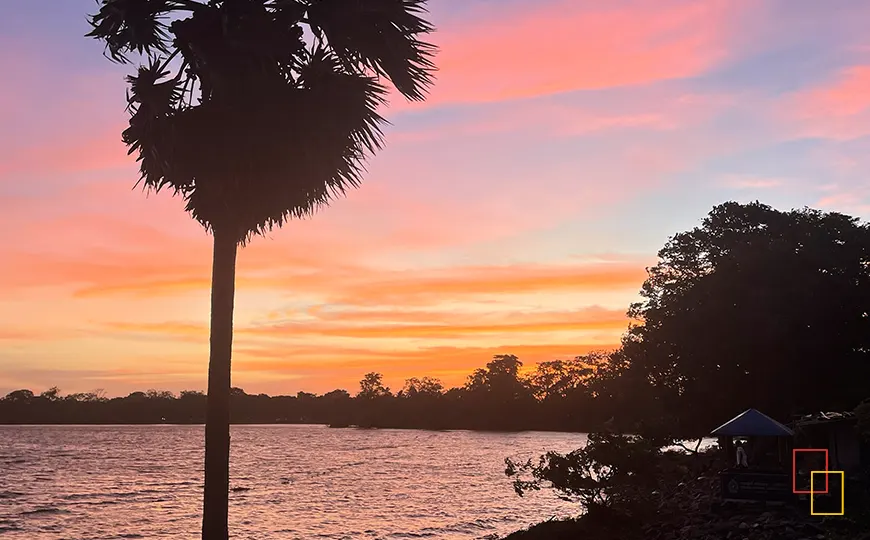 Atardecer sobre la laguna Tissa Wewa (Tissa Tank), cerca de Tissamaharama