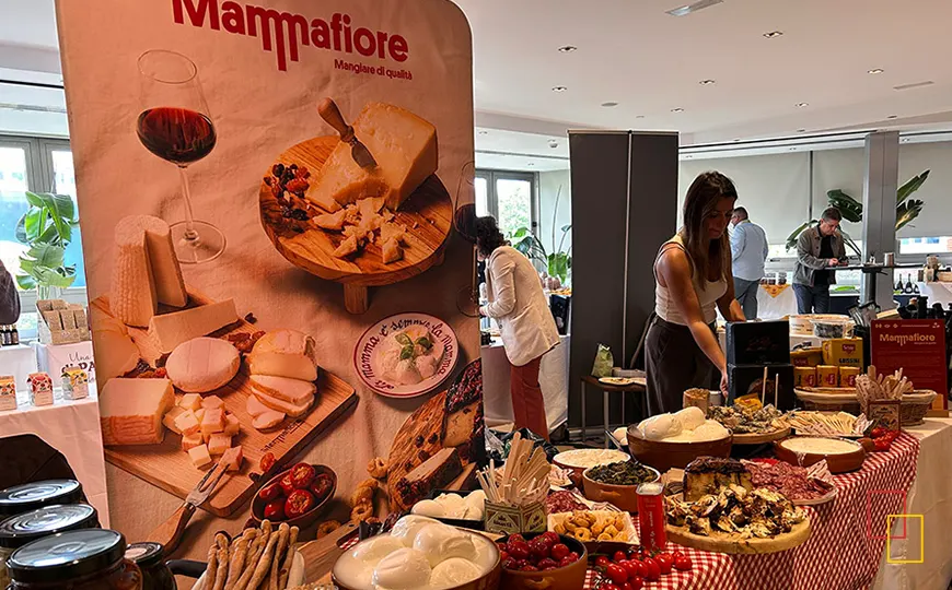 Stand de Mammafiore con quesos y conservas italianas
