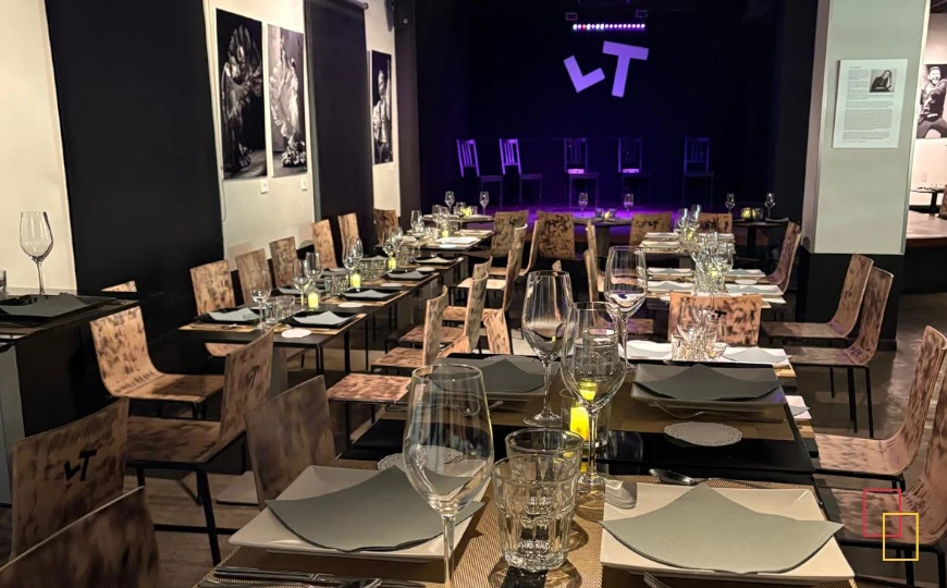 Sala con mesas y escenario de Tablao Flamenco Las Tablas en Madrid (Plaza de España)