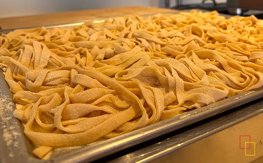 Bandeja de tagliatelle frescos elaborados durante The Italian Show Madrid 2025