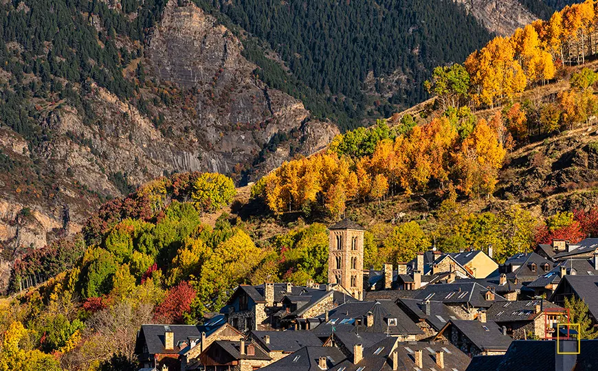 Taüll en otoño con colores dorados y campanario románico