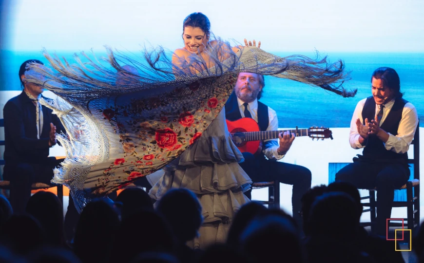 Bailaora con mantón en Teatro Flamenco Barcelona