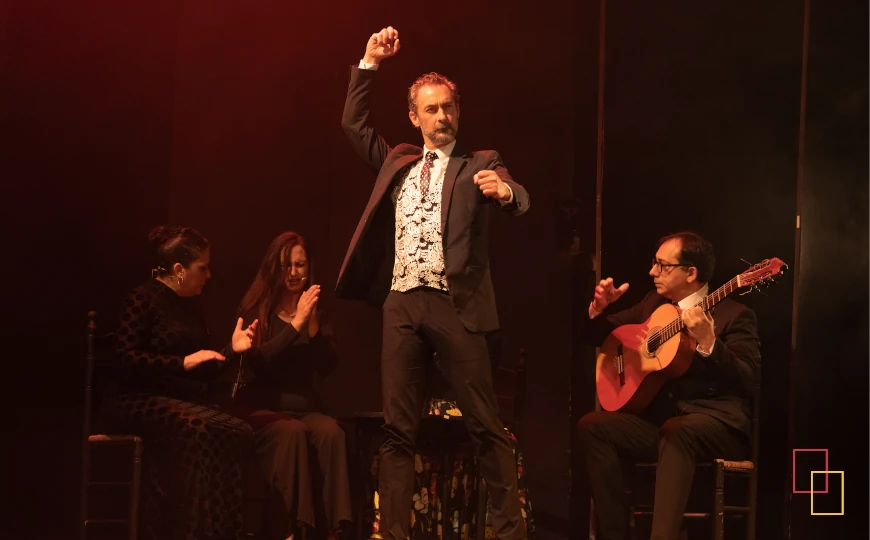 Bailaor y guitarrista durante una actuación de flamenco en Teatro Flamenco Madrid