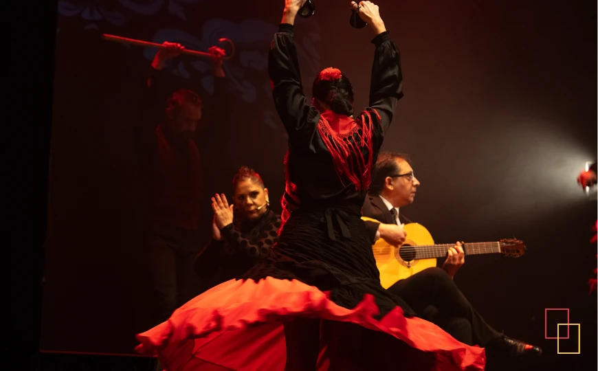 Bailaora con castañuelas durante una actuación en Teatro Flamenco Madrid