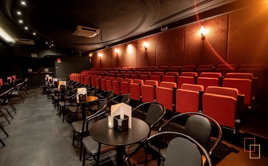 Interior de Teatro Flamenco Madrid con butacas rojas y mesas