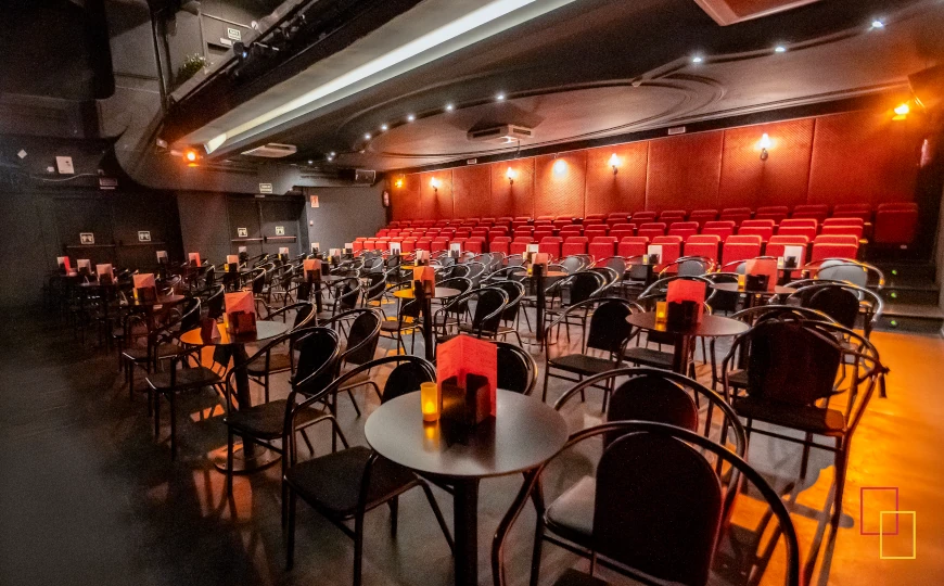 Sala principal de Teatro Flamenco Madrid con mesas delanteras y graderío rojo