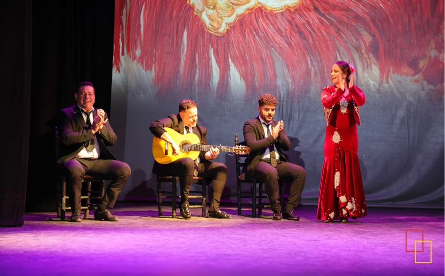 Artistas del espectáculo en el cierre de la función en Teatro Flamenco Sevilla