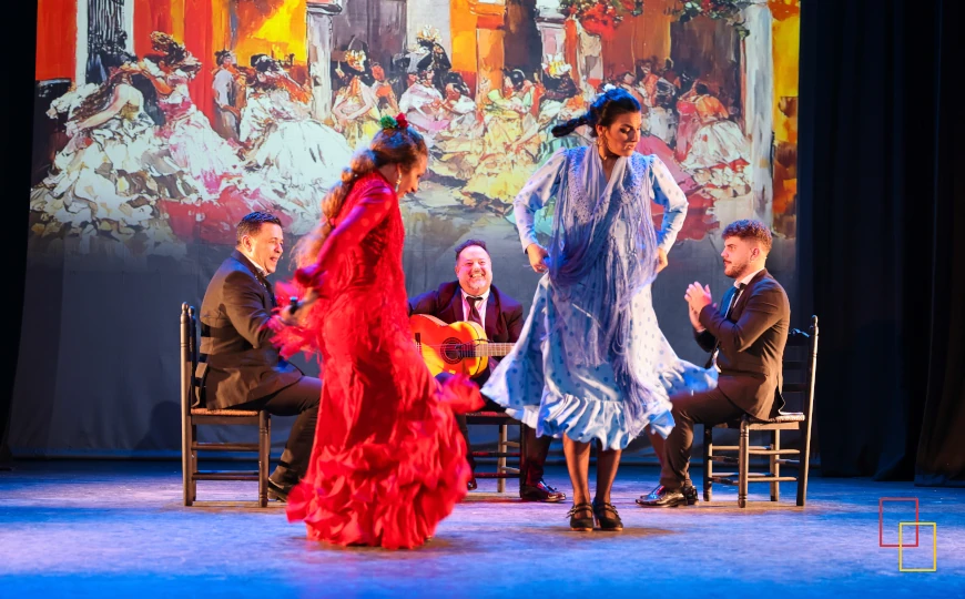 Bailaoras flamencas en una escena del espectáculo en Sevilla