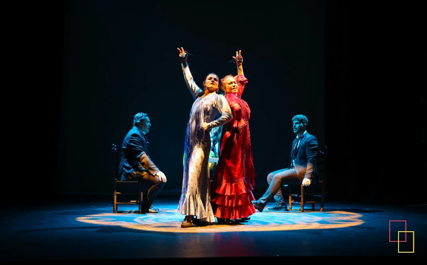 Dos artistas flamencas sobre el escenario de Teatro Flamenco Sevilla
