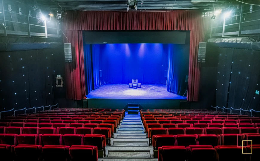 Interior del Teatro Flamenco Sevilla con la sala vacía