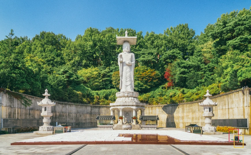 Templo Bongeunsa en Seúl, patio y arquitectura tradicional