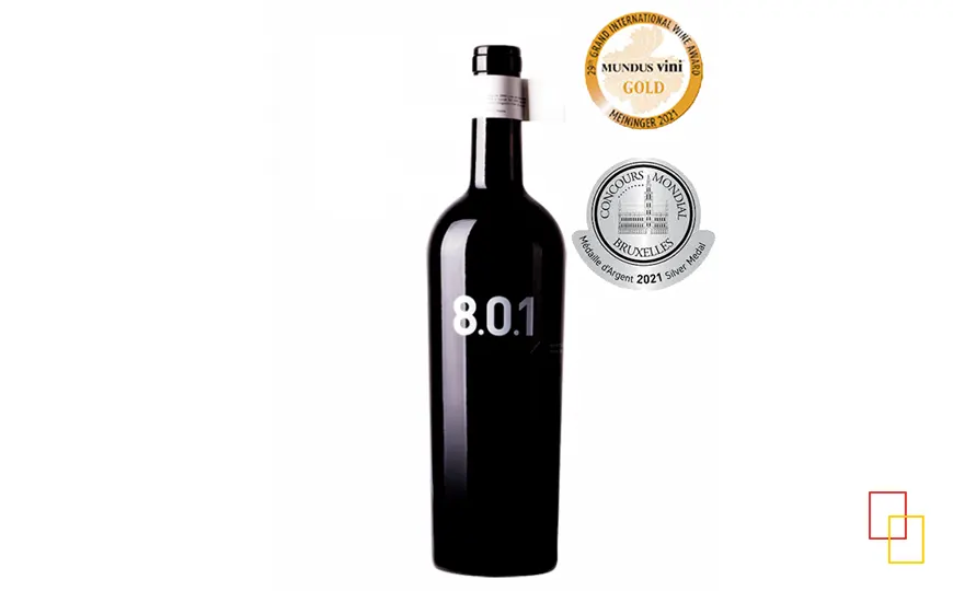 Botella de vino tinto 8.0.1 Edición Limitada de Tierra de Cubas