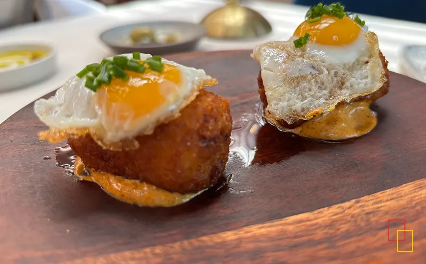Croqueta de chorizo ibérico con huevo de codorniz en Tinglado Restaurante