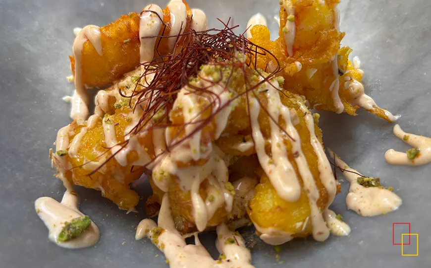 Gambas en gabardina con salsa picosa servidas en Tinglado Restaurante