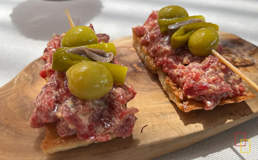 Gilda de steak tartar servida en Tinglado Restaurante & Club