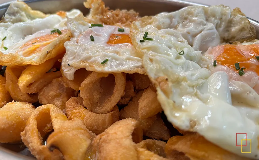 Huevos camperos fritos con chipirones a la andaluza en Tinglado Restaurante