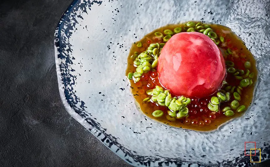 tomate de colgar, tartar de ventresca de atún, jugo ibérico de calamar y guisante lágrima