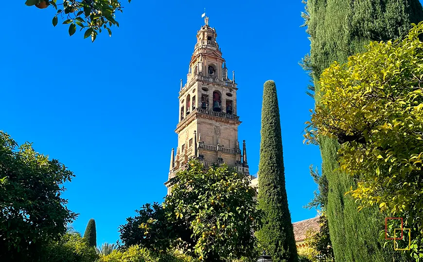 Patio de los Naranjos y torre-campanario de la Mezquita-Catedral de Córdoba
