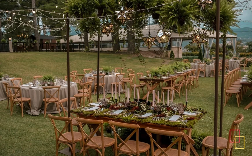 Banquete de boda al aire libre con decoración vegetal en Torre de Cotes