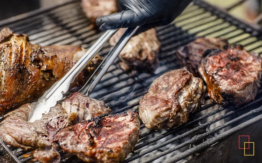 Carnes cocinándose a la brasa en Torre de Cotes