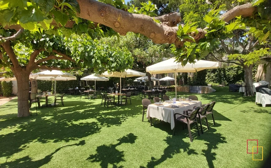 Jardines de Torre de Cotes rodeados de vegetación en Alcoy