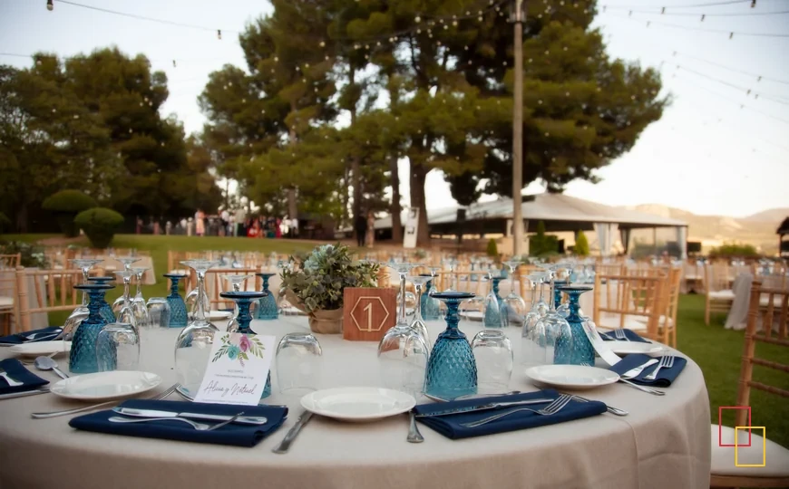 Mesa de boda preparada en los jardines de Torre de Cotes