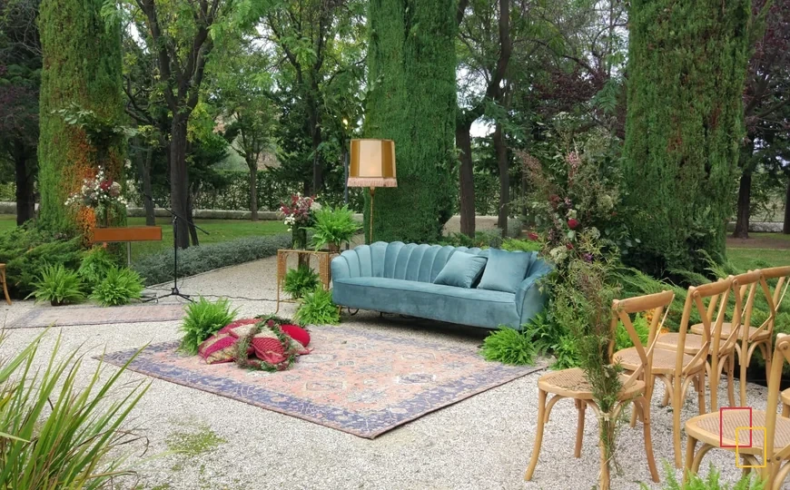 Rincón decorado para una ceremonia en los jardines de Torre de Cotes