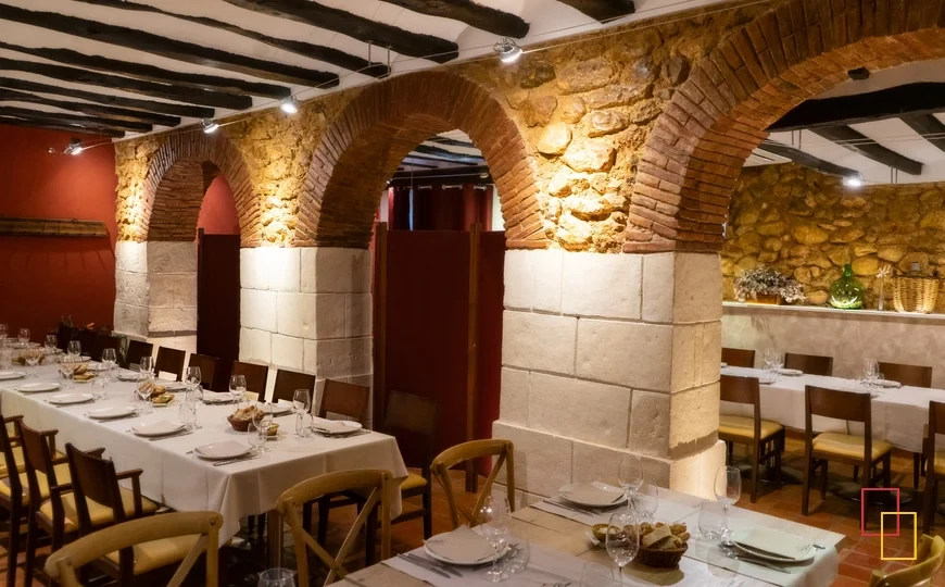 Salón interior con arcos de piedra en Torre de Cotes