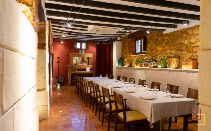 Salón interior preparado para una celebración en Torre de Cotes