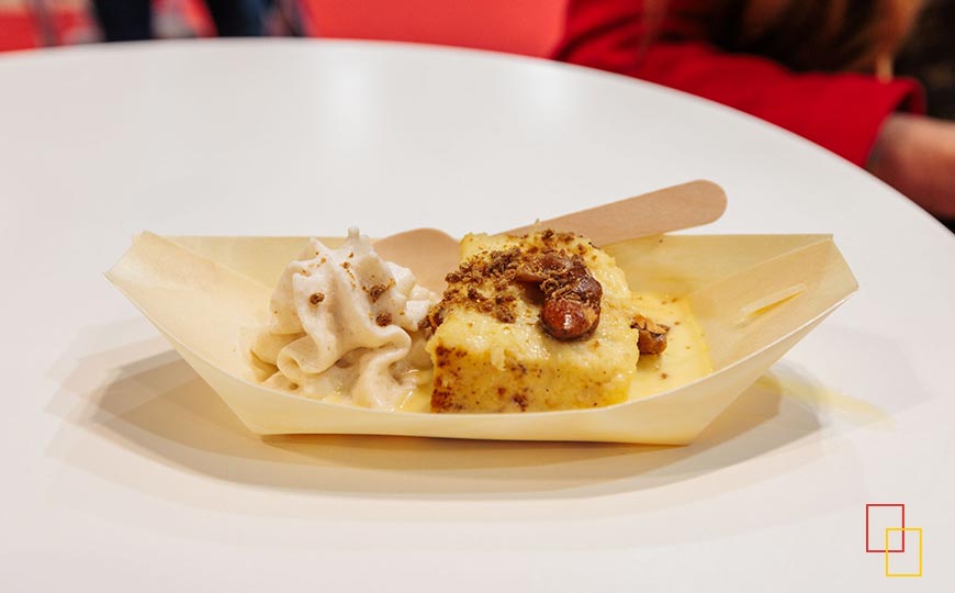 Torrija con crema inglesa y almendras garrapiñadas