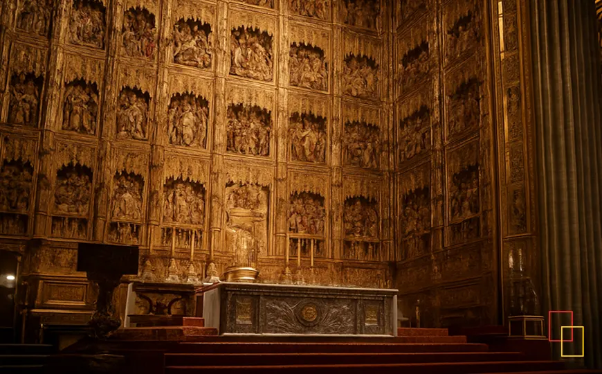 Interior de la Catedral de Sevilla con el Retablo Mayor y la Giralda al fondo