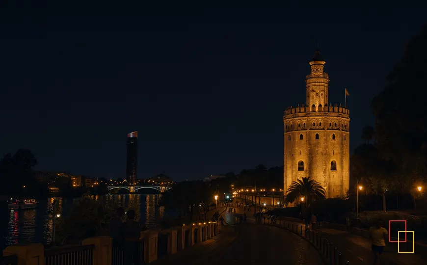 Free tour nocturno por Sevilla con parada en Plaza Nueva y la Torre del Oro iluminada