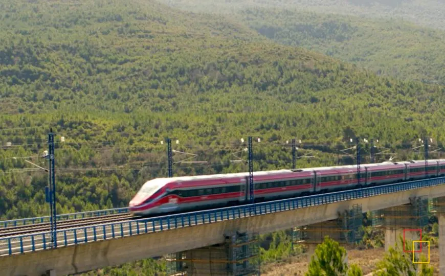 Tren de alta velocidad Iryo atravesando paisajes naturales