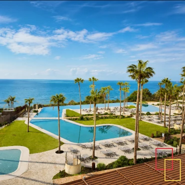 Vacaciones de verano en la costa española con hoteles, piscinas y terrazas frente al mar