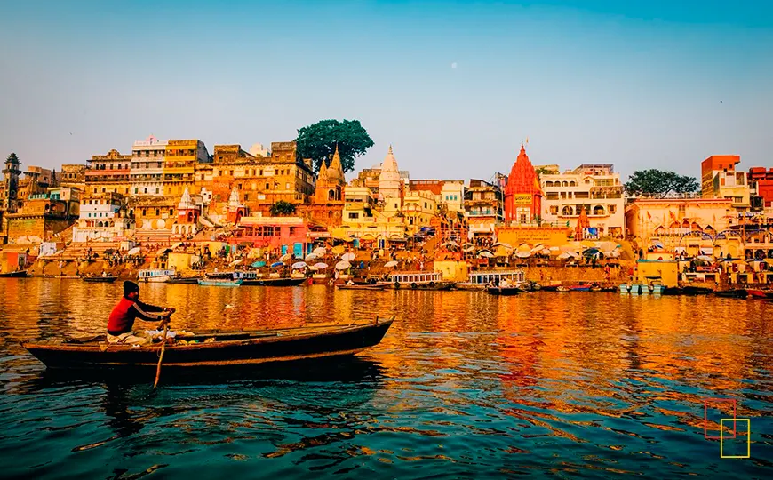 Barcas y ghats de Varanasi al amanecer