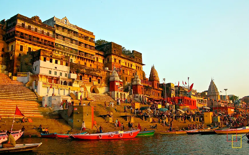 Vista general de los ghats de Varanasi desde el río Ganges