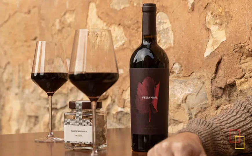 Botella de vino tinto Vegamar Crianza, vino de autor de Vegamar Bodegas