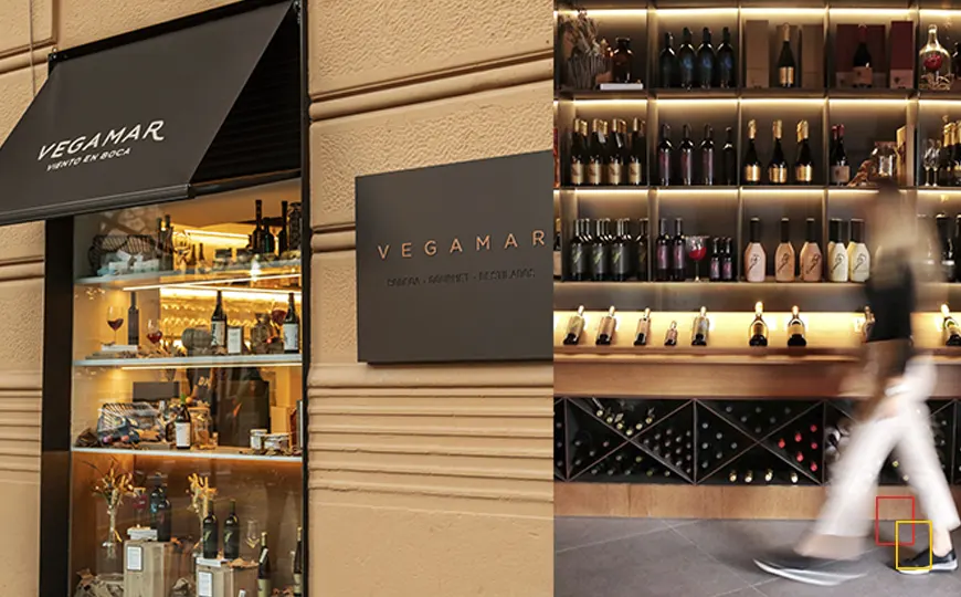 Interior del espacio Vegamar en Valencia con barra y estanterías de vino