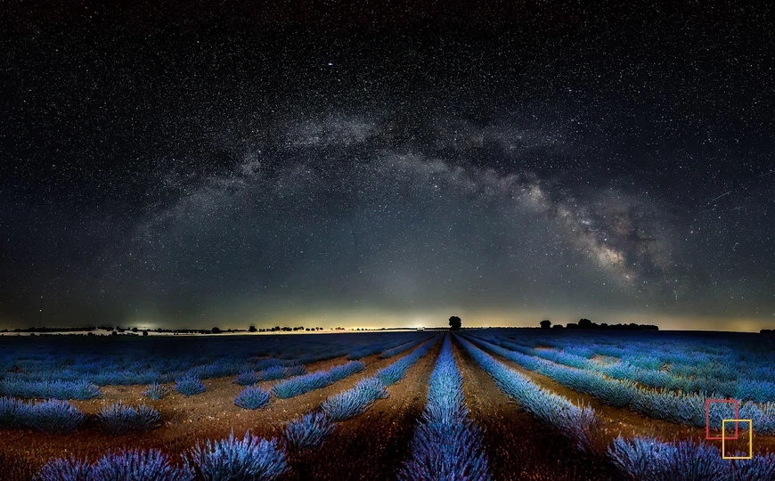 Arco de la Vía Láctea sobre un campo de lavanda en Ossa de Montiel