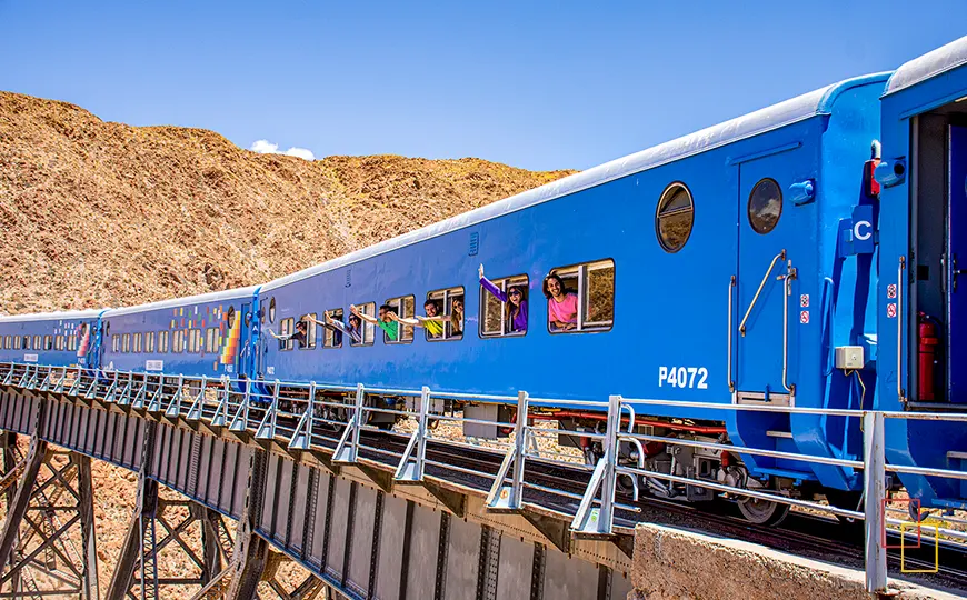 Tren a las Nubes cruzando el Viaducto La Polvorilla en la provincia de Salta