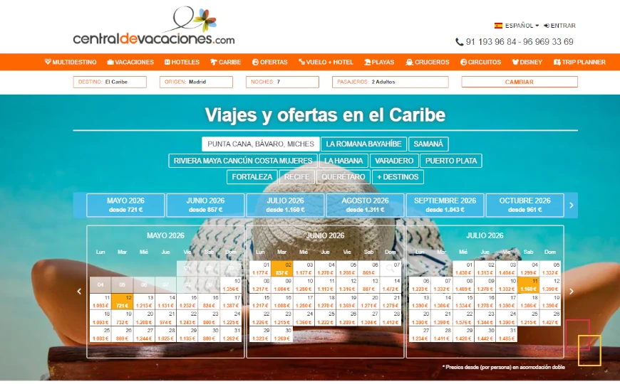 Viajeros preparando ofertas de vacaciones y paquetes turísticos