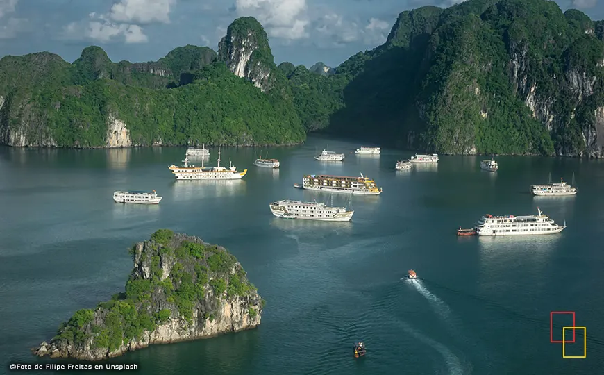 Crucero entre islotes kársticos en la Bahía de Ha Long