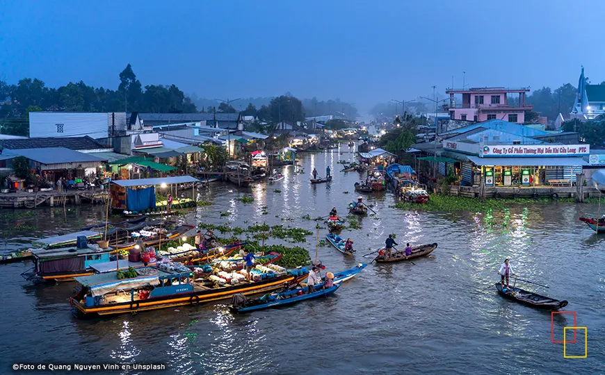 Barcas con fruta en un mercado flotante del Delta del Mekong