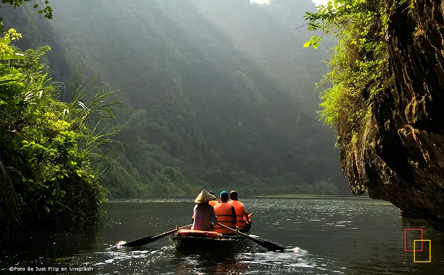 Barcas tradicionales navegando por Tràng An, Ninh Binh