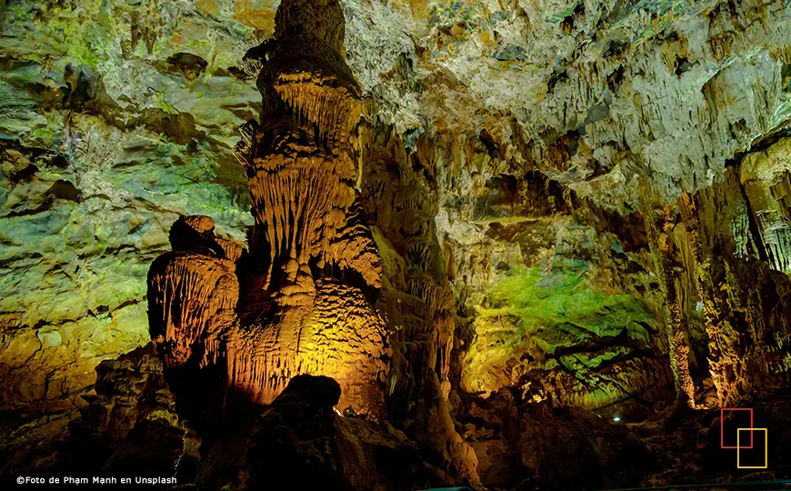 Interior iluminado de Paradise Cave en Phong Nha–Kẻ Bàng