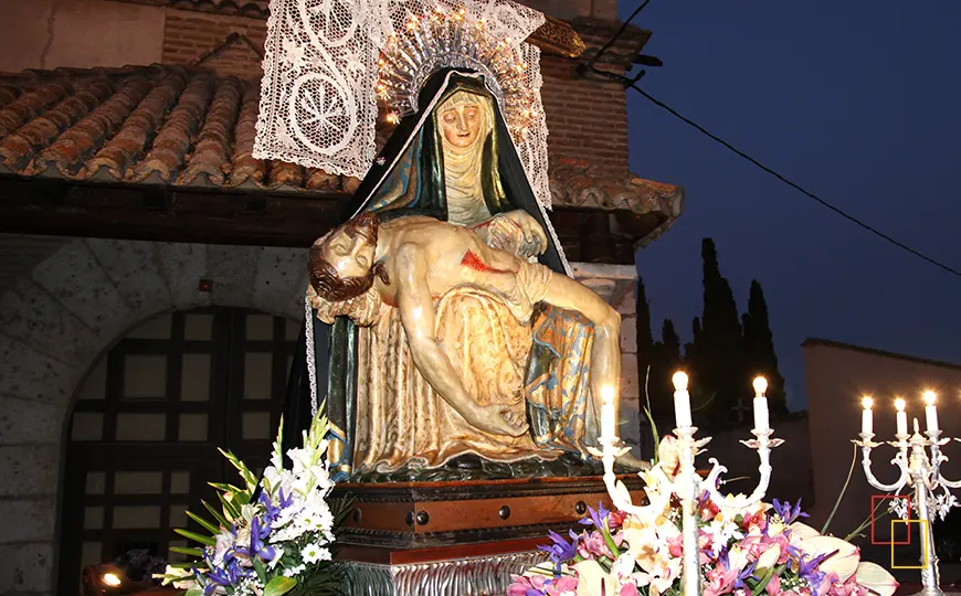 Virgen de las Angustias en procesión